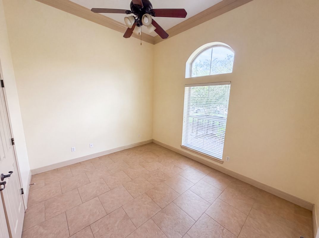 Photo 13 of 24 of 7945 Laurelwood St, Beaumont, TX