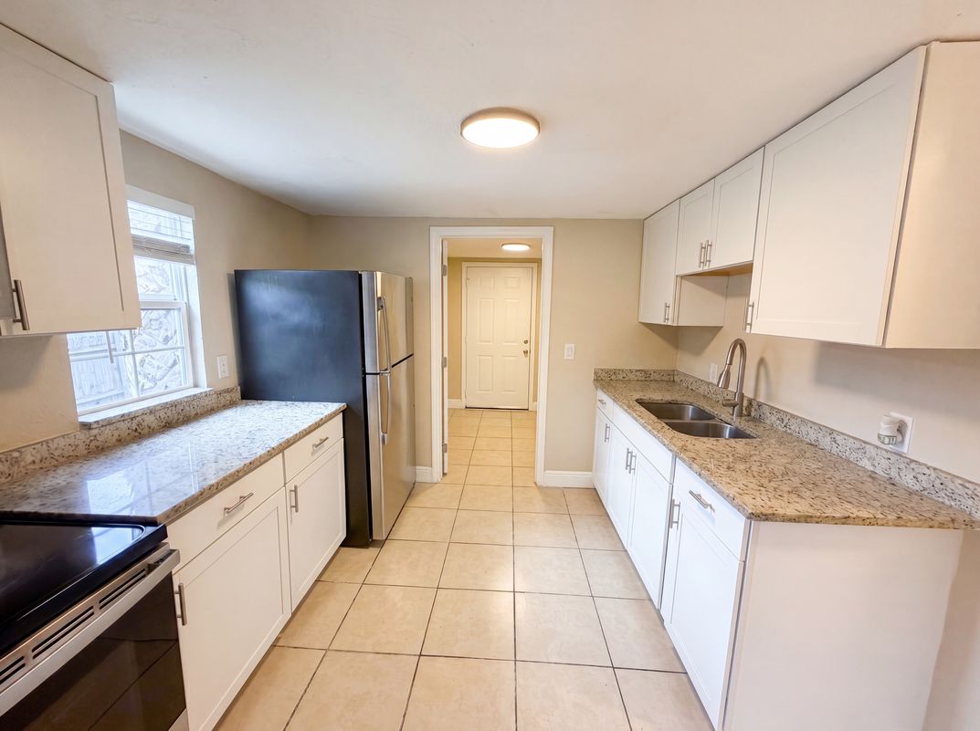 Photo 2 of 23 of 1506 W 16th St, Sanford, FL