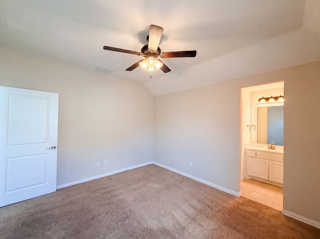 Photo 4 of 34 of 4305 Curlew Ln, Garland, TX