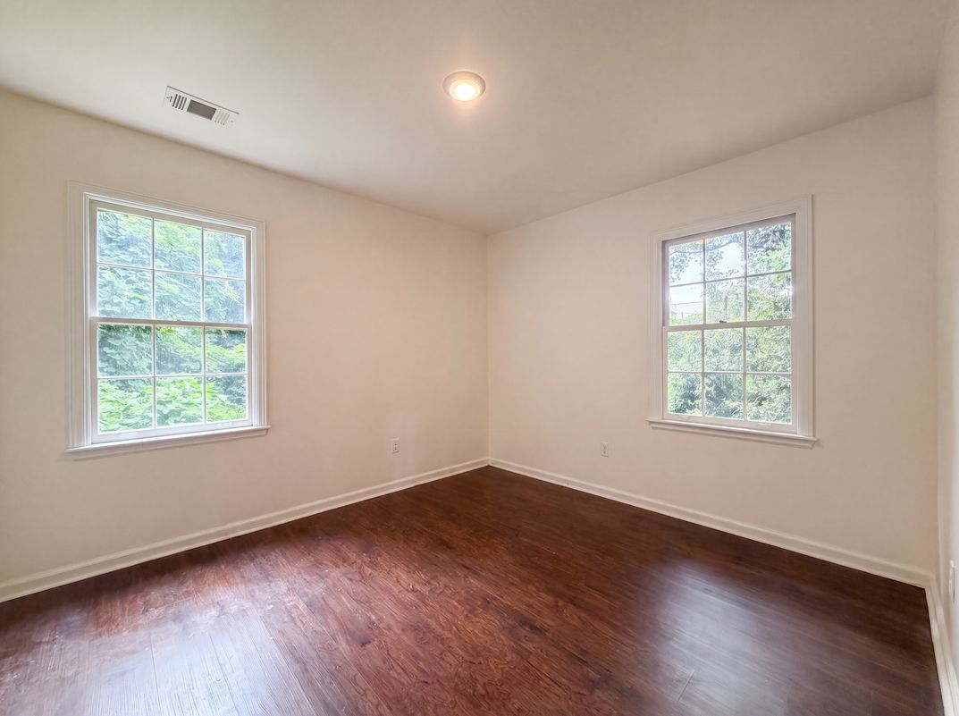 Photo 8 of 18 of 856 Glenway Dr, Atlanta, GA