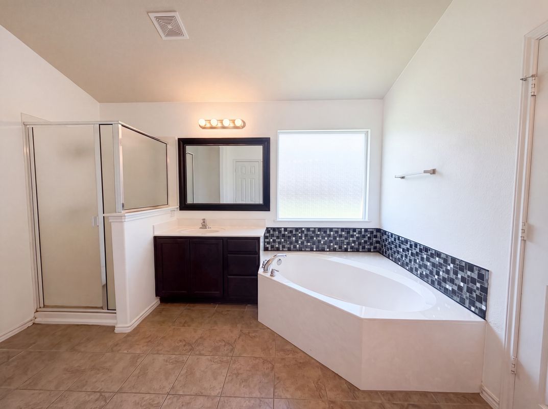 Photo 11 of 18 of 9301 Cricket Dr, Killeen, TX