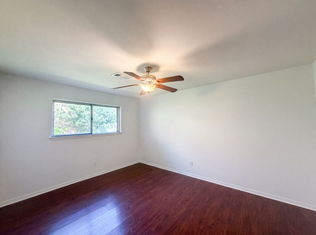 Photo 4 of 17 of 9538 Skyline Dr, Houston, TX