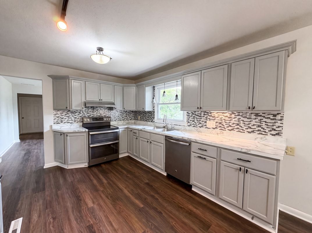 Property photo 2 of 902 W Highland Dr