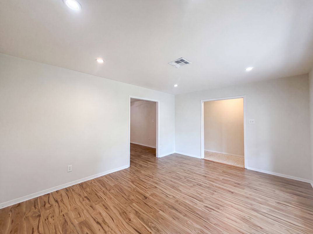 Photo 10 of 17 of 9538 Skyline Dr, Houston, TX