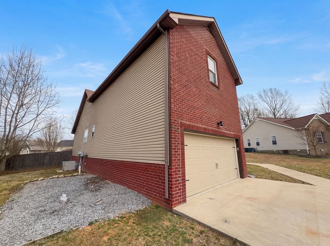Photo 17 of 22 of 353 Chestnut Grove Ct, Clarksville, TN