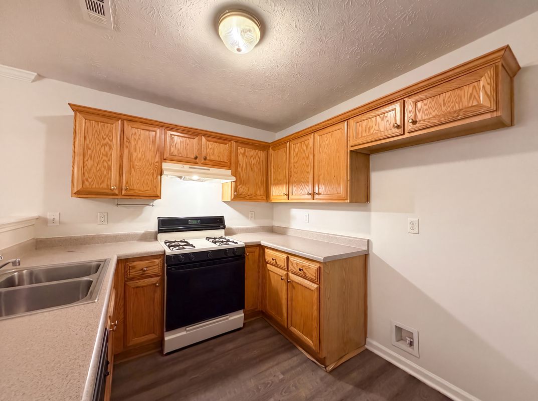 Photo 13 of 18 of 10543 Crabtree Dr, Jonesboro, GA