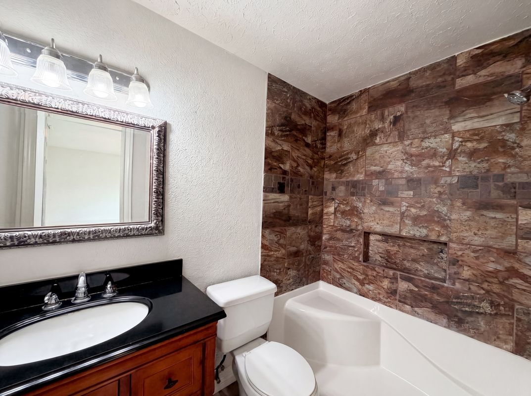 Photo 13 of 17 of 703 Midland Ct, Houston, TX