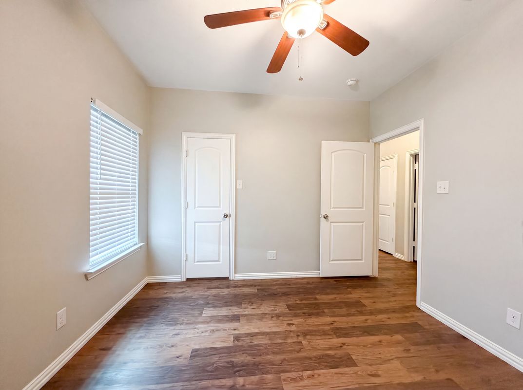 Photo 12 of 18 of 619 E Arlington Ave, Fort Worth, TX