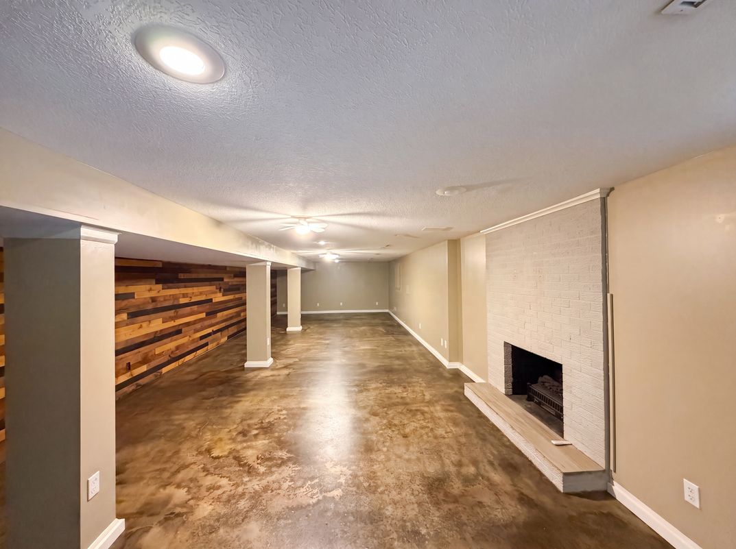 Photo 15 of 23 of 4321 NW Briarcliff Ln, Kansas City, MO