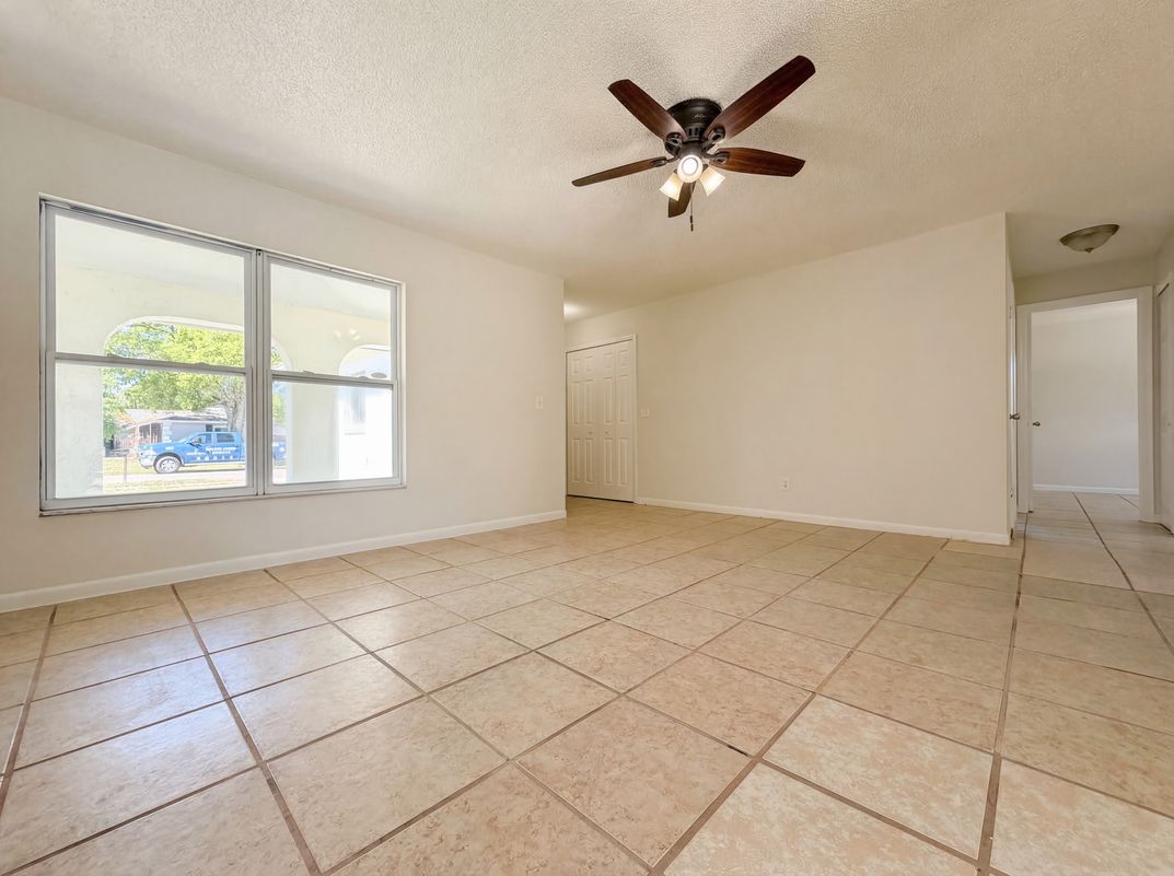 Photo 8 of 24 of 909 Winchester Ct, Brandon, FL