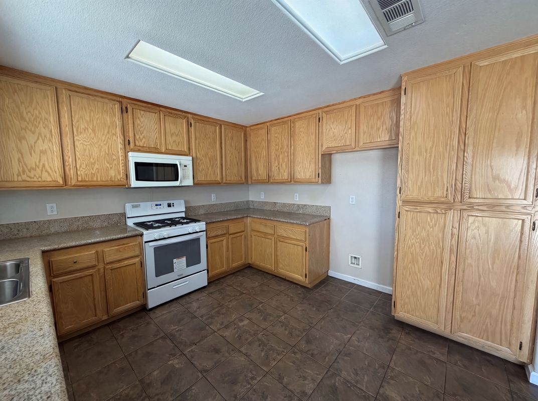 Photo 10 of 36 of 11401 Villa St, Adelanto, CA