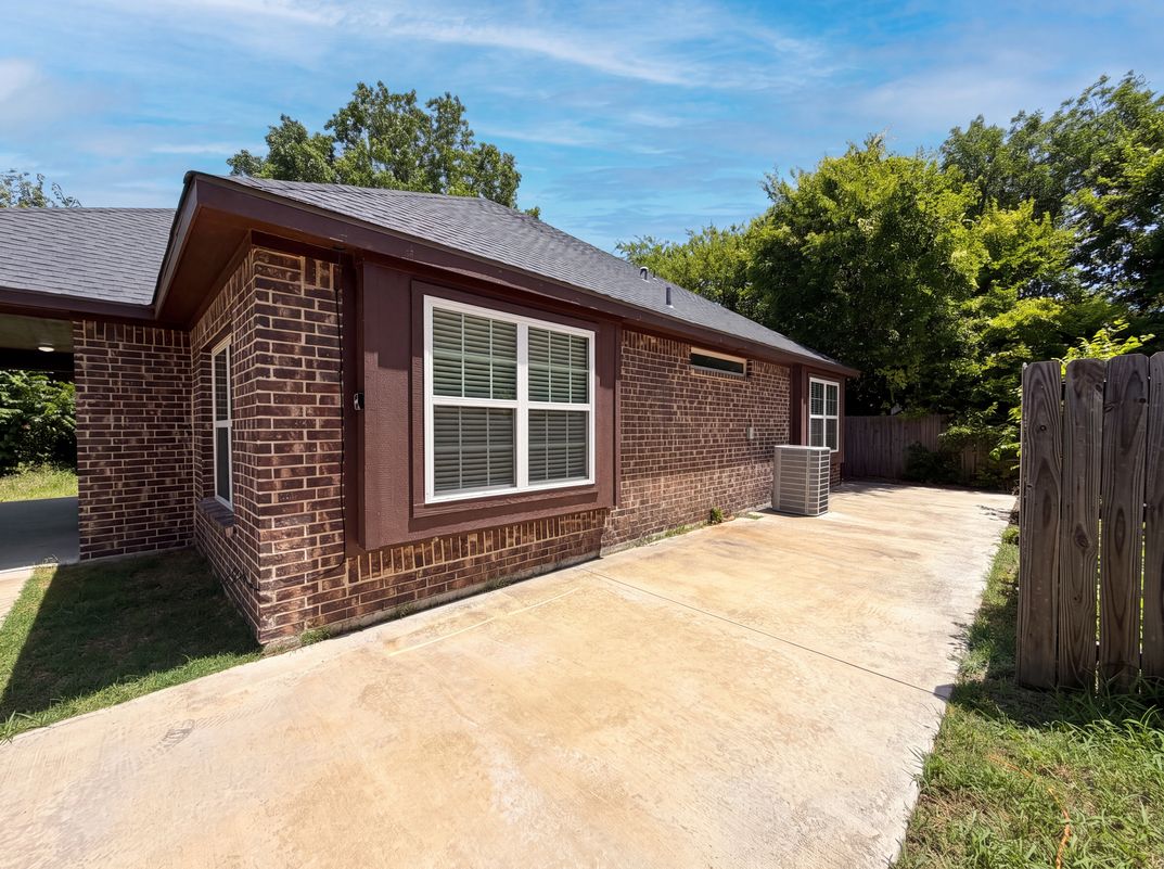 Photo 5 of 19 of 101 Griffin St, Waxahachie, TX