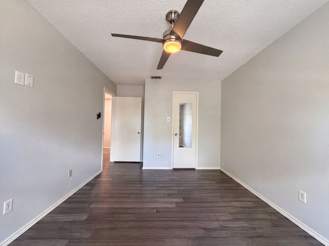 Photo 8 of 19 of 2831 Red Oak Dr, Grand Prairie, TX