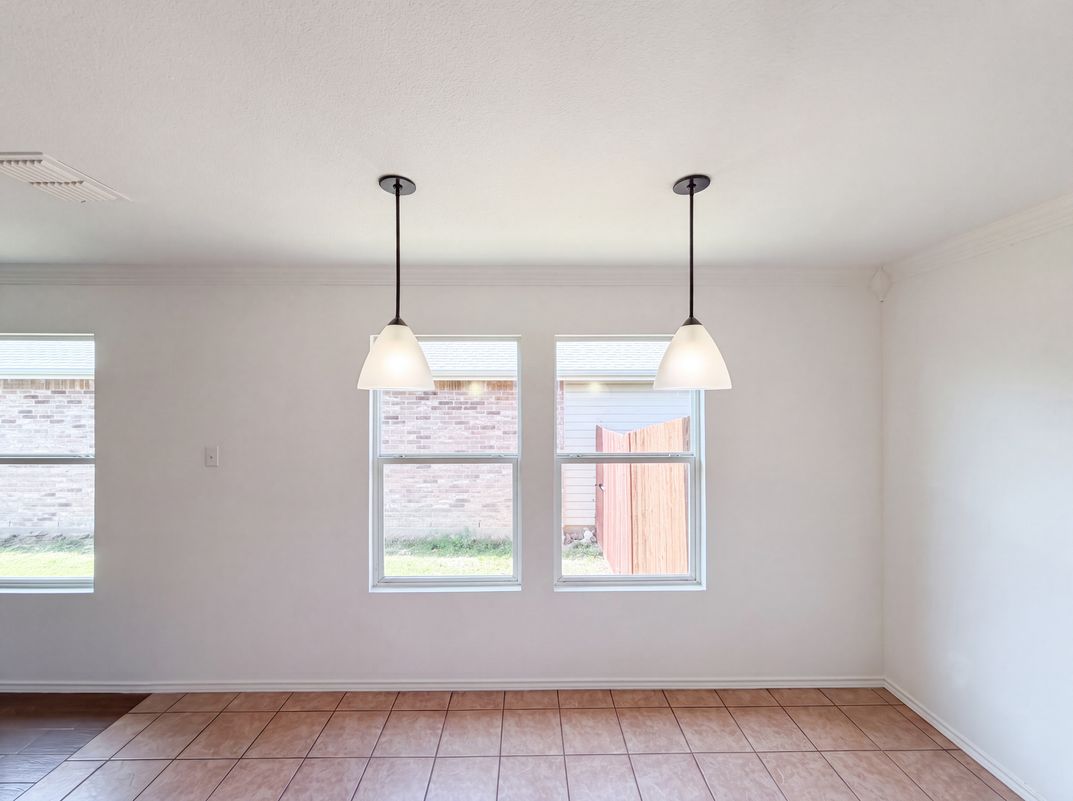 Photo 8 of 18 of 6200 St James Pl, Denton, TX