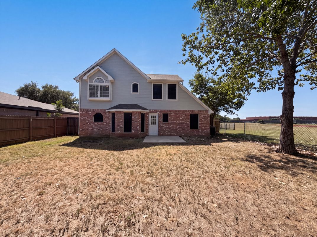 Photo 5 of 20 of 6604 N Chesterfield Dr, Fort Worth, TX
