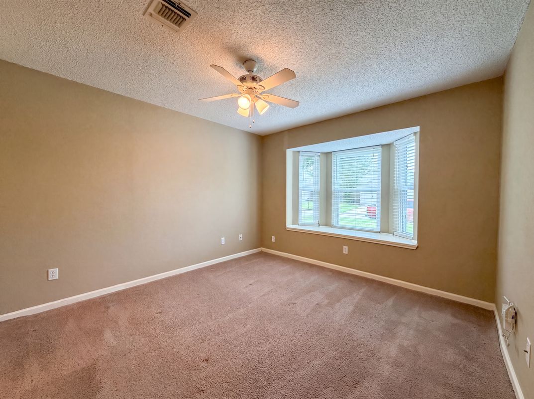 Photo 4 of 15 of 643 E Country Grove Cir, Pearland, TX