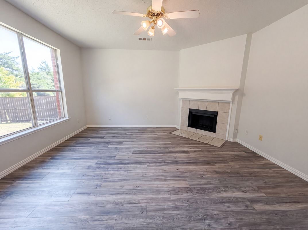 Photo 6 of 20 of 448 N Waterford Oaks Dr, Cedar Hill, TX