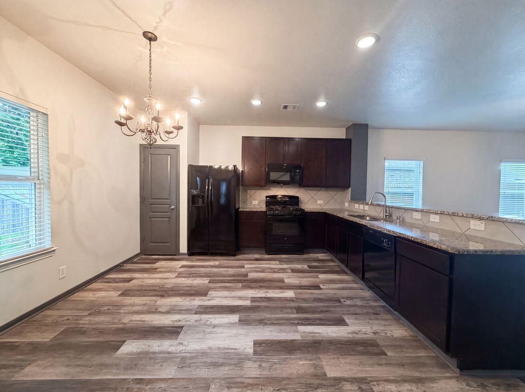 Photo 2 of 22 of 18664 Legend Oaks Dr, Magnolia, TX