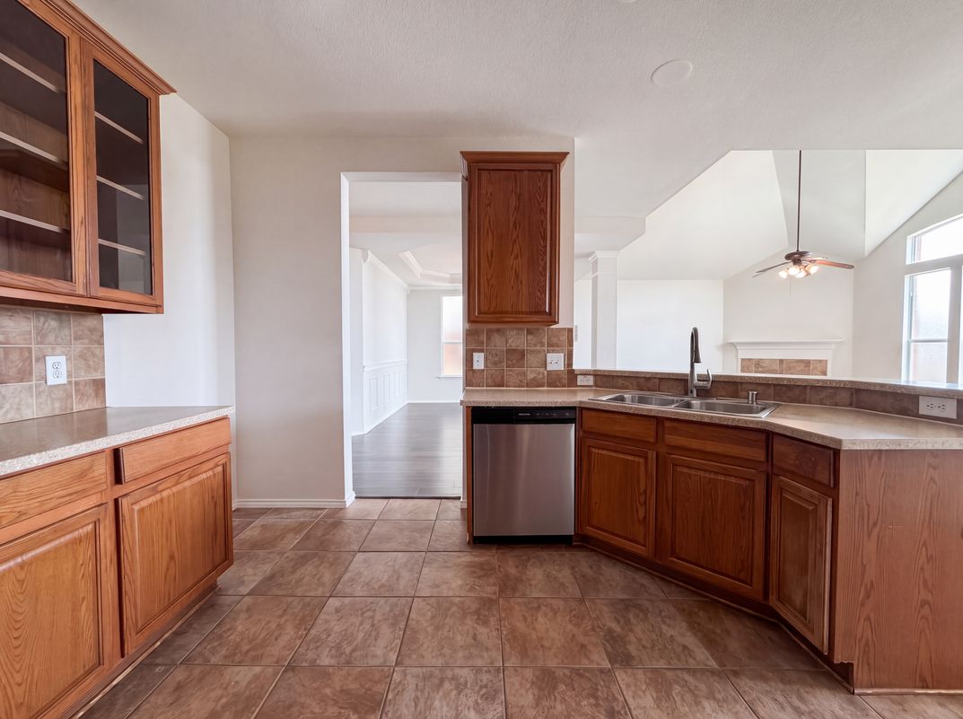 Photo 6 of 25 of 1756 Hidden Brook Dr, Grand Prairie, TX