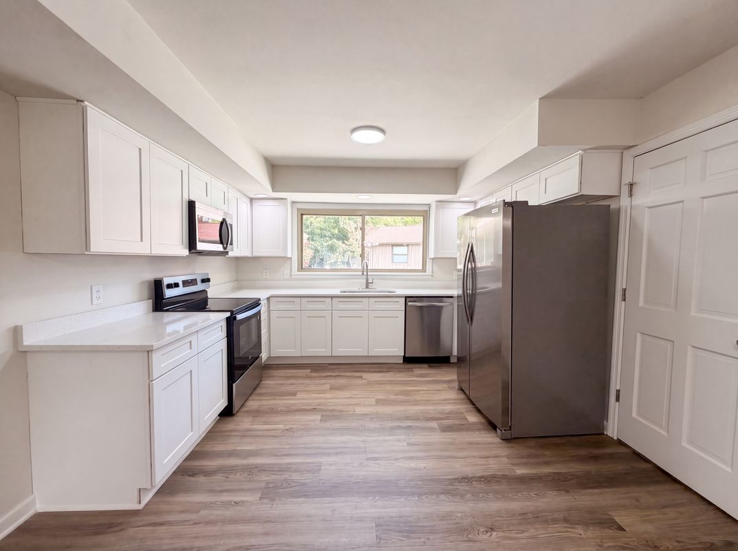 Property photo 2 of 212 Islandia Ct W