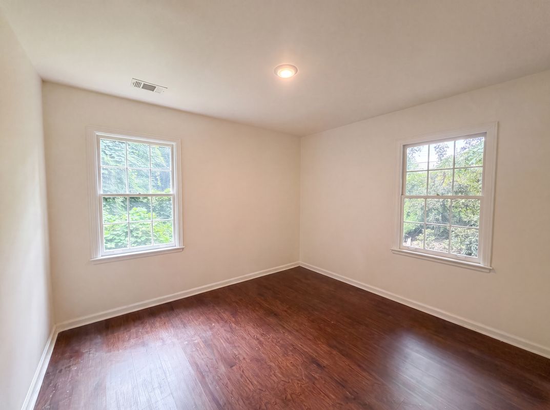 Photo 10 of 18 of 856 Glenway Dr, Atlanta, GA