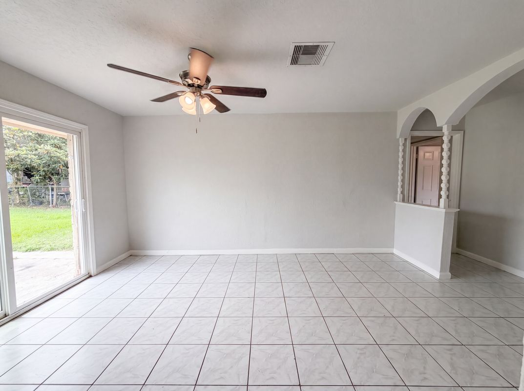 Photo 8 of 18 of 12510 Daventry Ln, Houston, TX