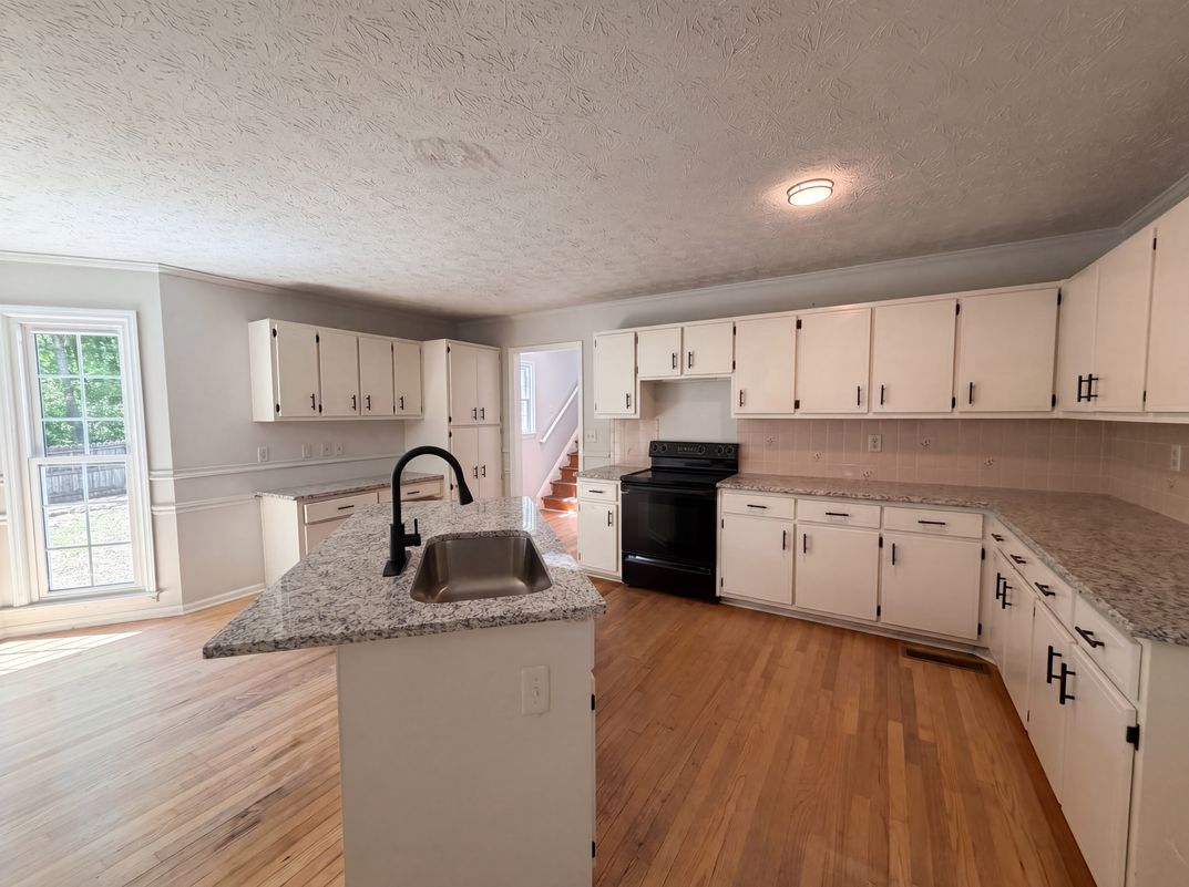 Photo 2 of 22 of 1033 Chestnut Hill Cir SW, Marietta, GA