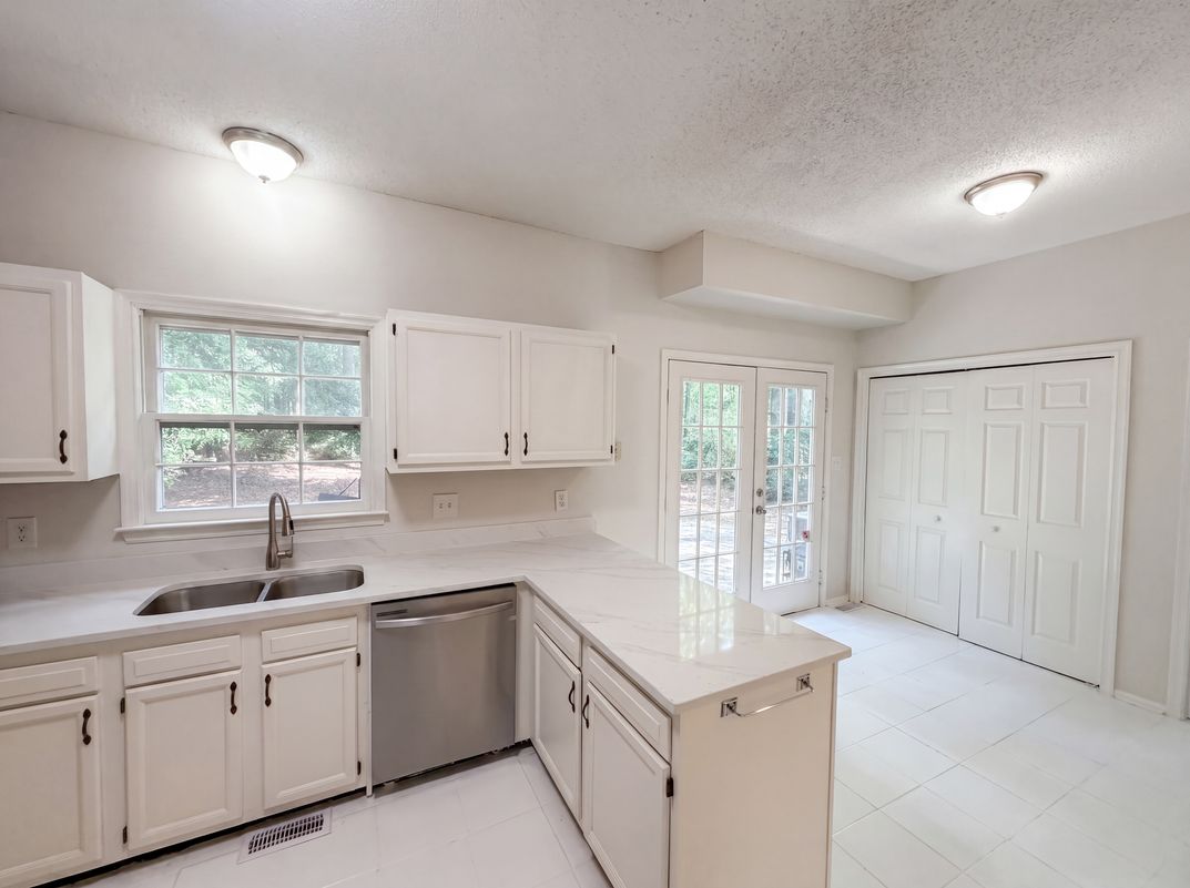 Photo 13 of 16 of 5209 Heelands Ct, Raleigh, NC