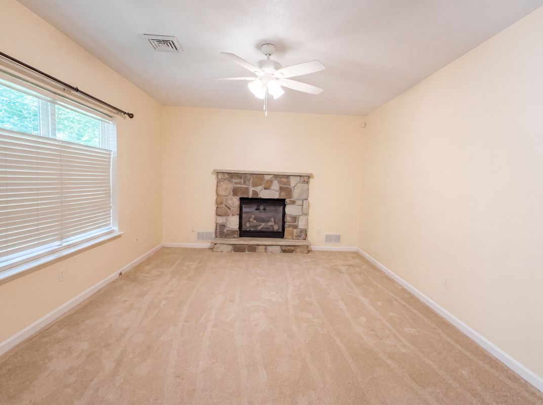 Photo 3 of 34 of 814 Clearview Dr, Long Pond, PA