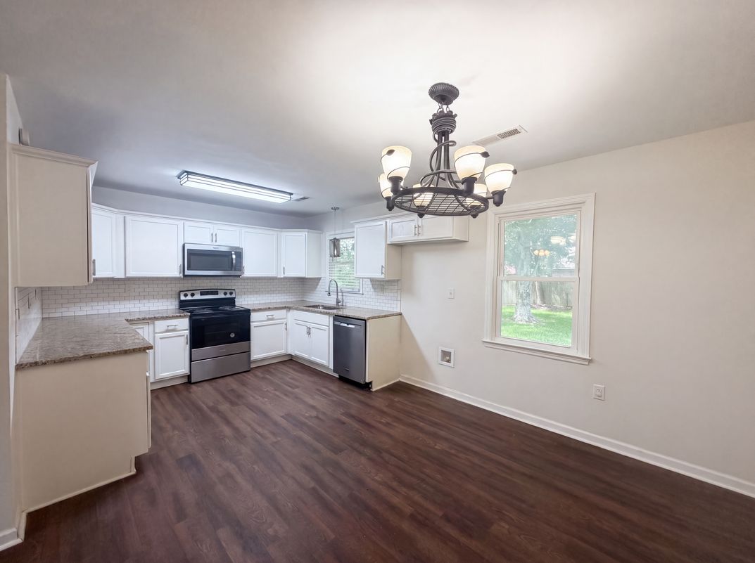 Photo 7 of 18 of 1110 Stuart Dr, Moncks Corner, SC