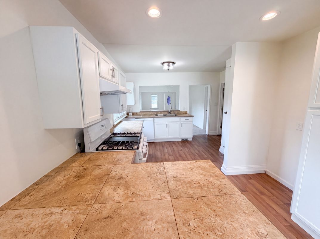 Photo 13 of 17 of 21420 Jefferson St, Farmington Hills, MI