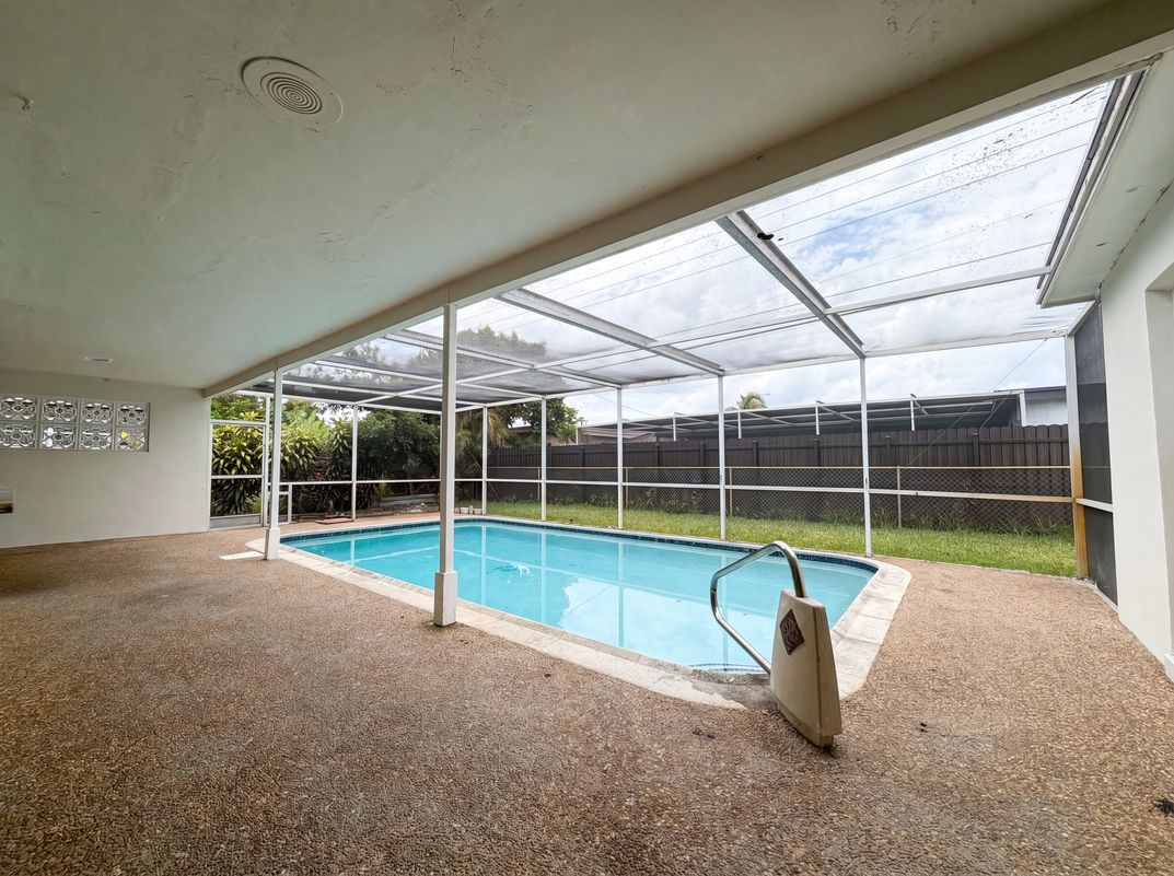 Photo 5 of 25 of 7141 Harbour Blvd, Miramar, FL