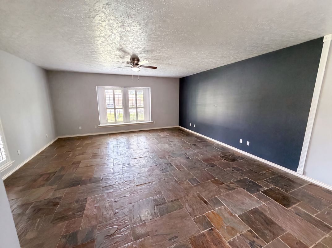 Photo 8 of 19 of 7934 Round Rock Dr, Houston, TX