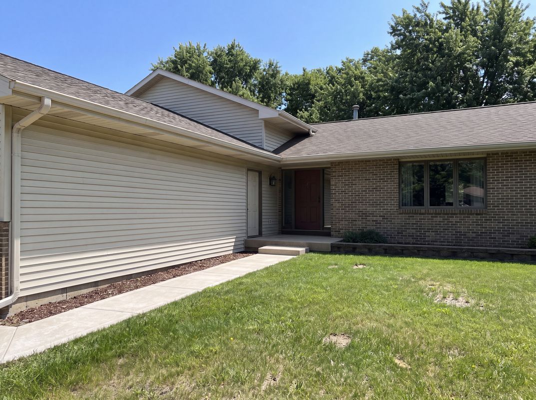 Photo 12 of 79 of 1503 Featherstone Rd, Rockford, IL