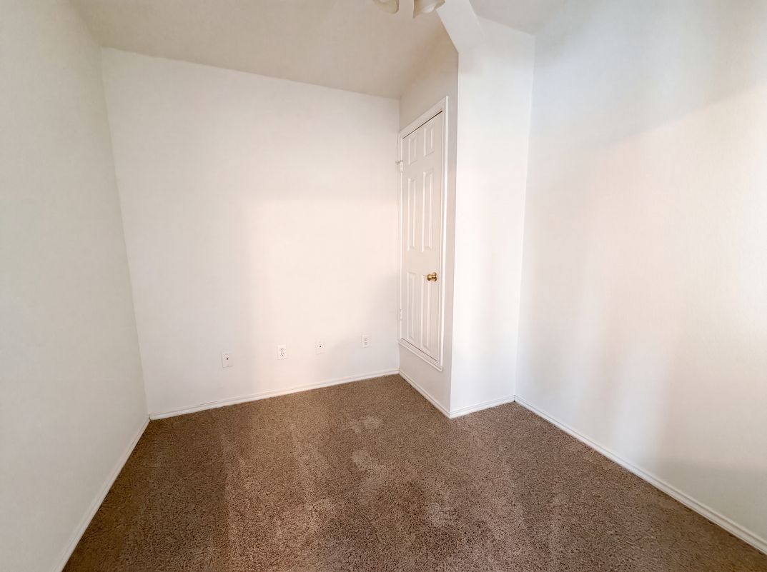 Photo 12 of 21 of 109 Eagle Dr, Luling, TX