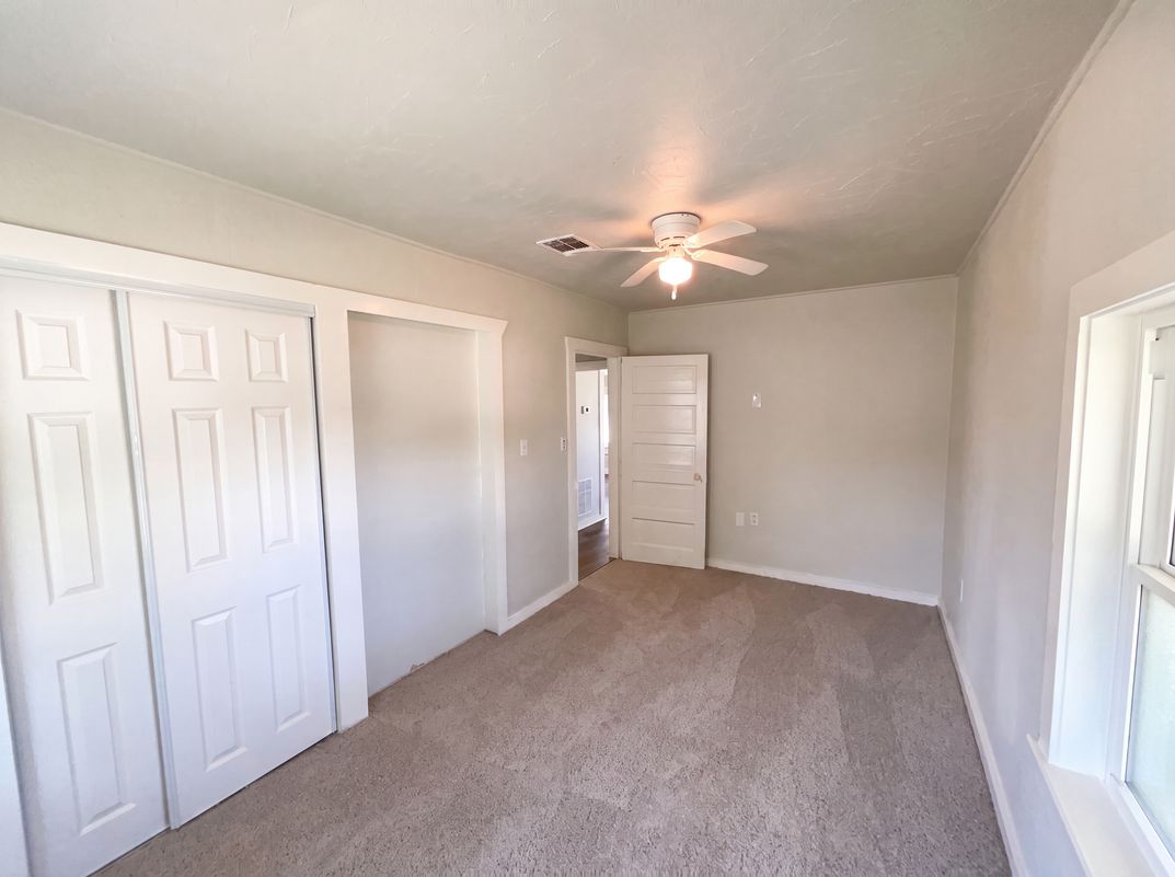 Photo 10 of 17 of 725 Kelly St, Poteet, TX