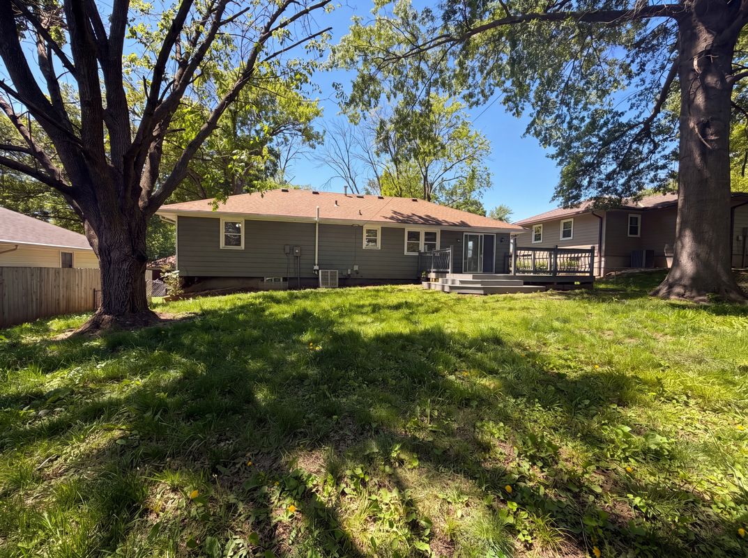 Photo 5 of 21 of 3809 S Drumm Ave, Independence, MO