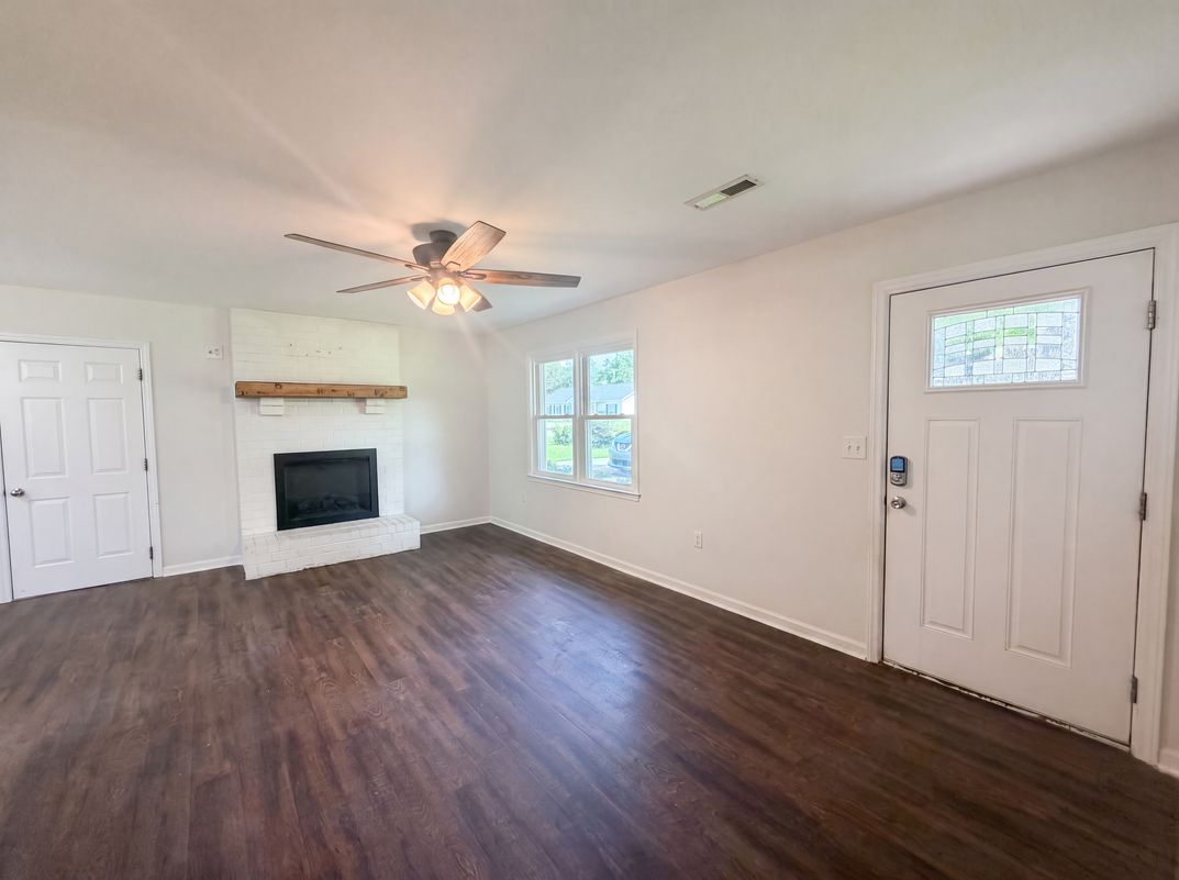 Photo 3 of 18 of 1110 Stuart Dr, Moncks Corner, SC