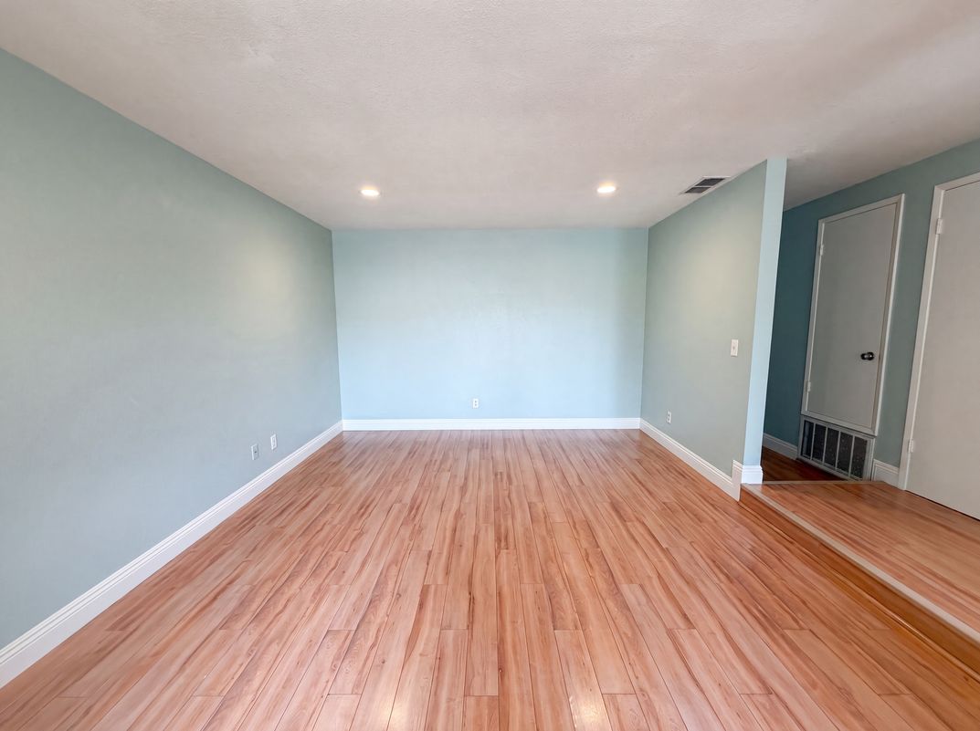 Photo 10 of 25 of 7804 McClintock Way, Sacramento, CA
