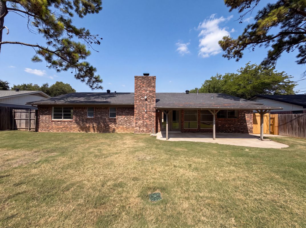 Photo 5 of 25 of 2136 Mountainview Dr, Hurst, TX