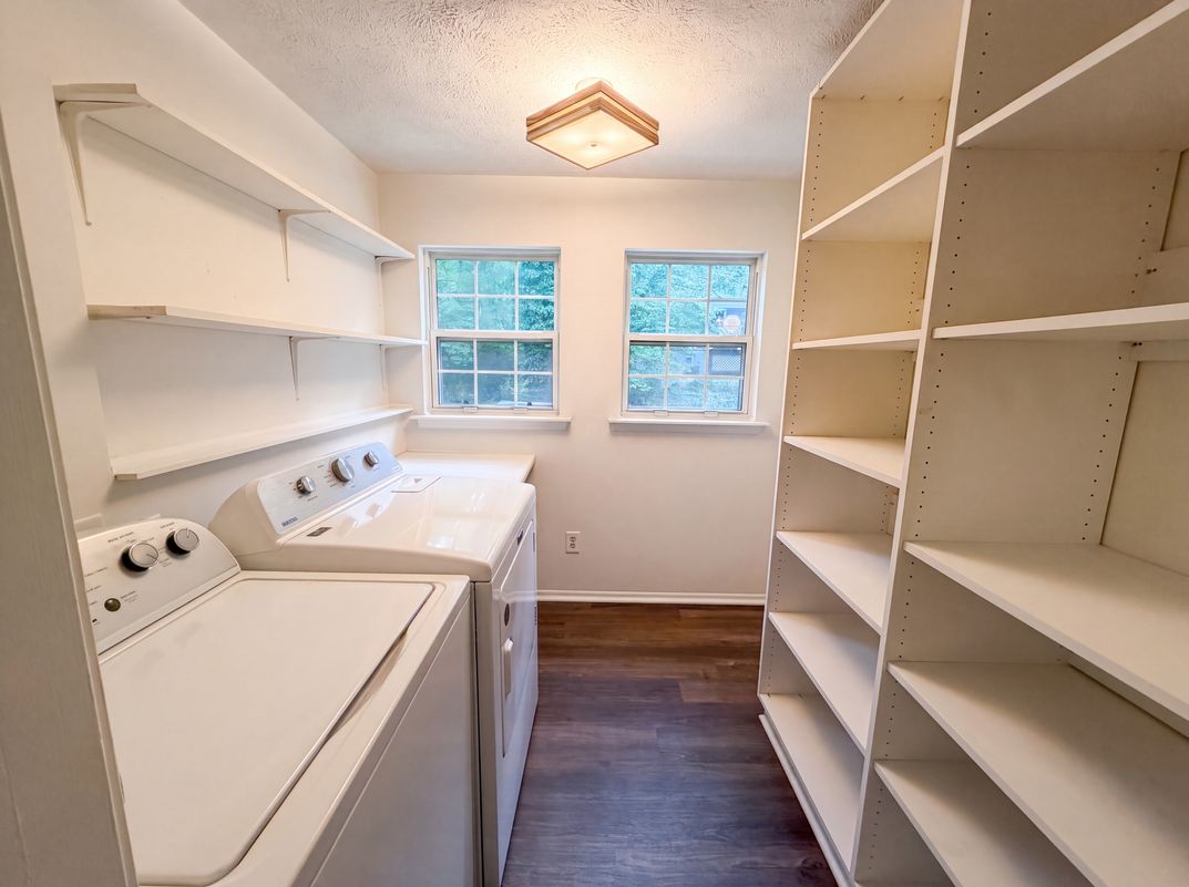 Photo 13 of 24 of 1346 Fairfield Dr SW, Lilburn, GA