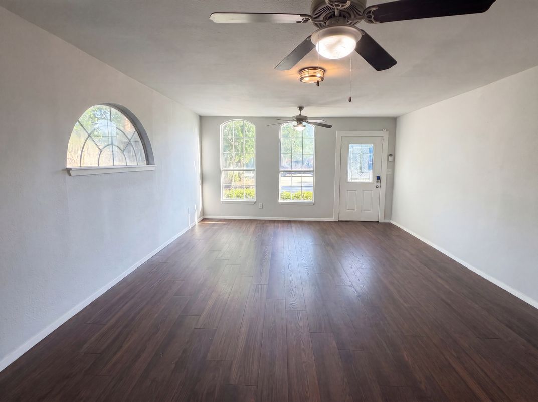 Photo 3 of 17 of 4526 S Horseshoe Trl, The Colony, TX
