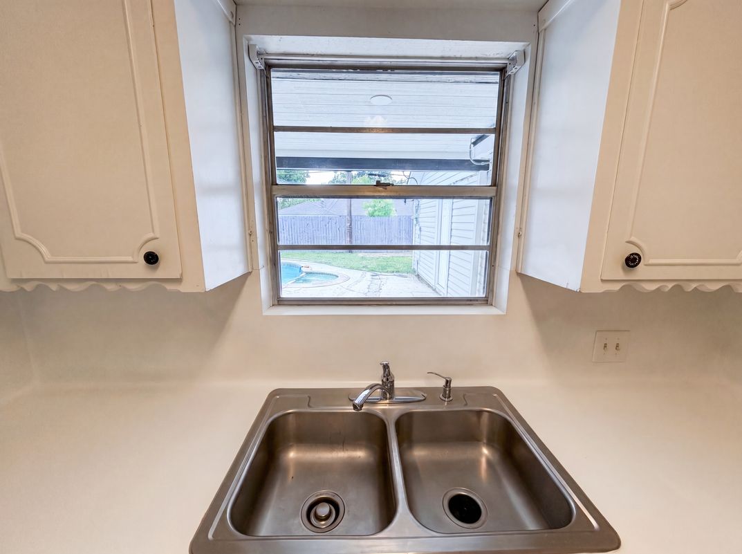 Photo 10 of 26 of 910 Luella Ave, Deer Park, TX