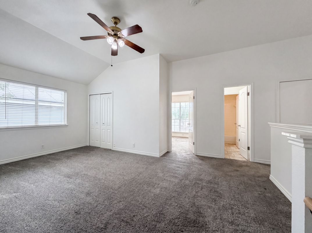 Photo 4 of 18 of 8423 Berry Knoll Dr, Universal City, TX