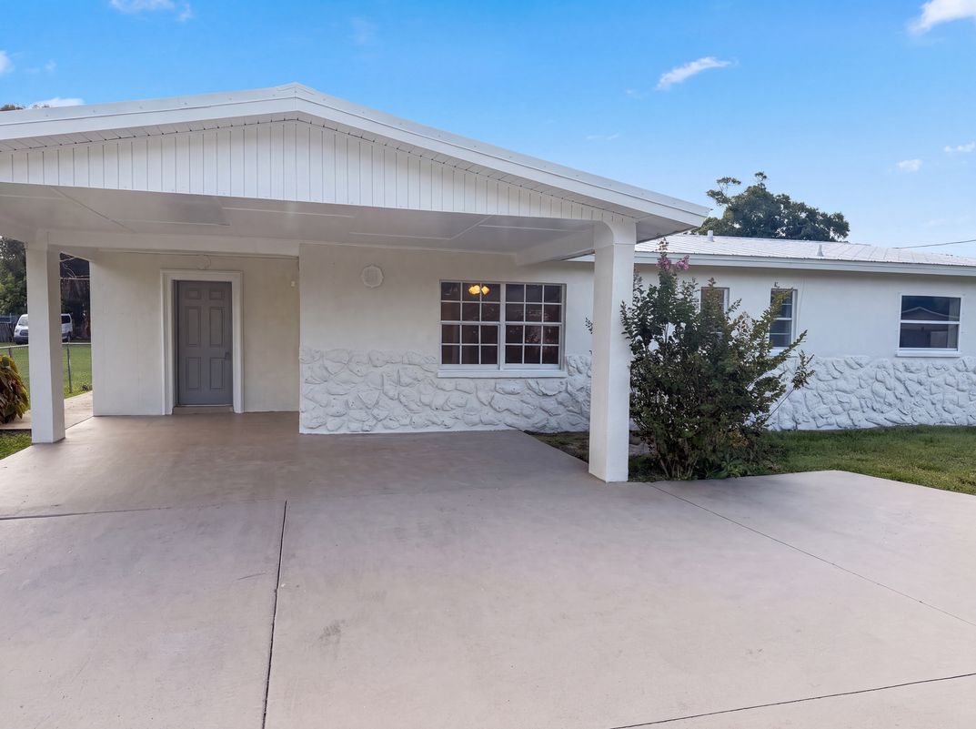 Photo 19 of 26 of 308 N 30th St, Fort Pierce, FL