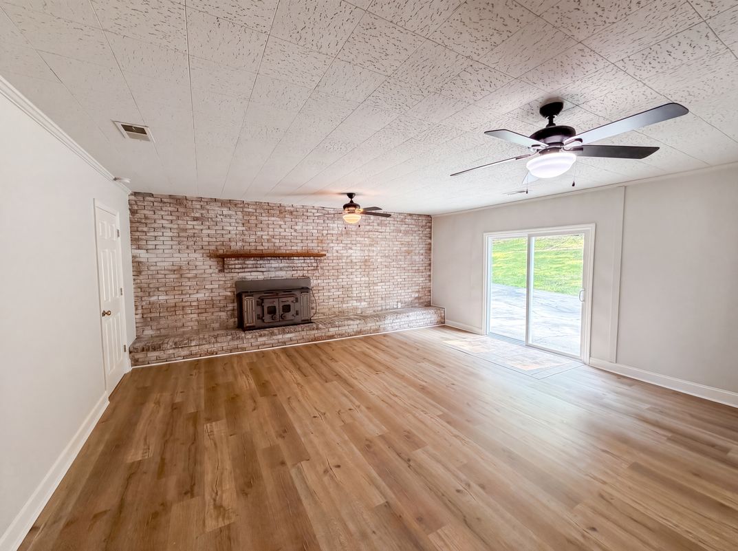Photo 3 of 17 of 529 Timberlane Dr, Mount Holly, NC