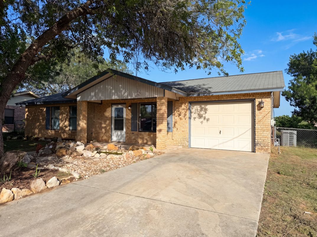 Photo 13 of 16 of 1308 Longhorn Dr, Floresville, TX