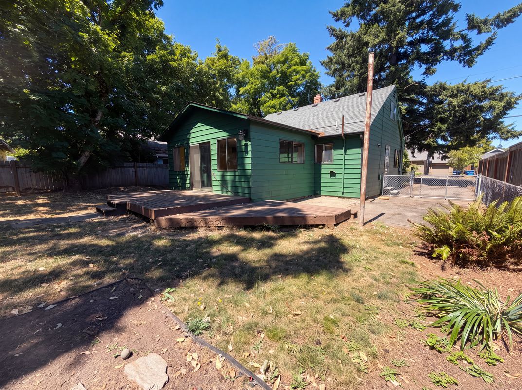 Photo 5 of 22 of 5926 SE Lexington St, Portland, OR