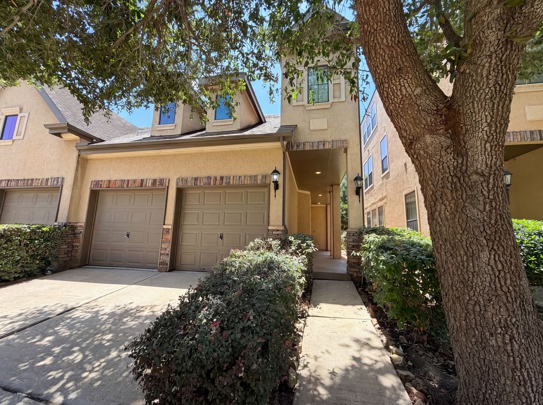 Property photo 1 of 2942 Royal Oaks Crst
