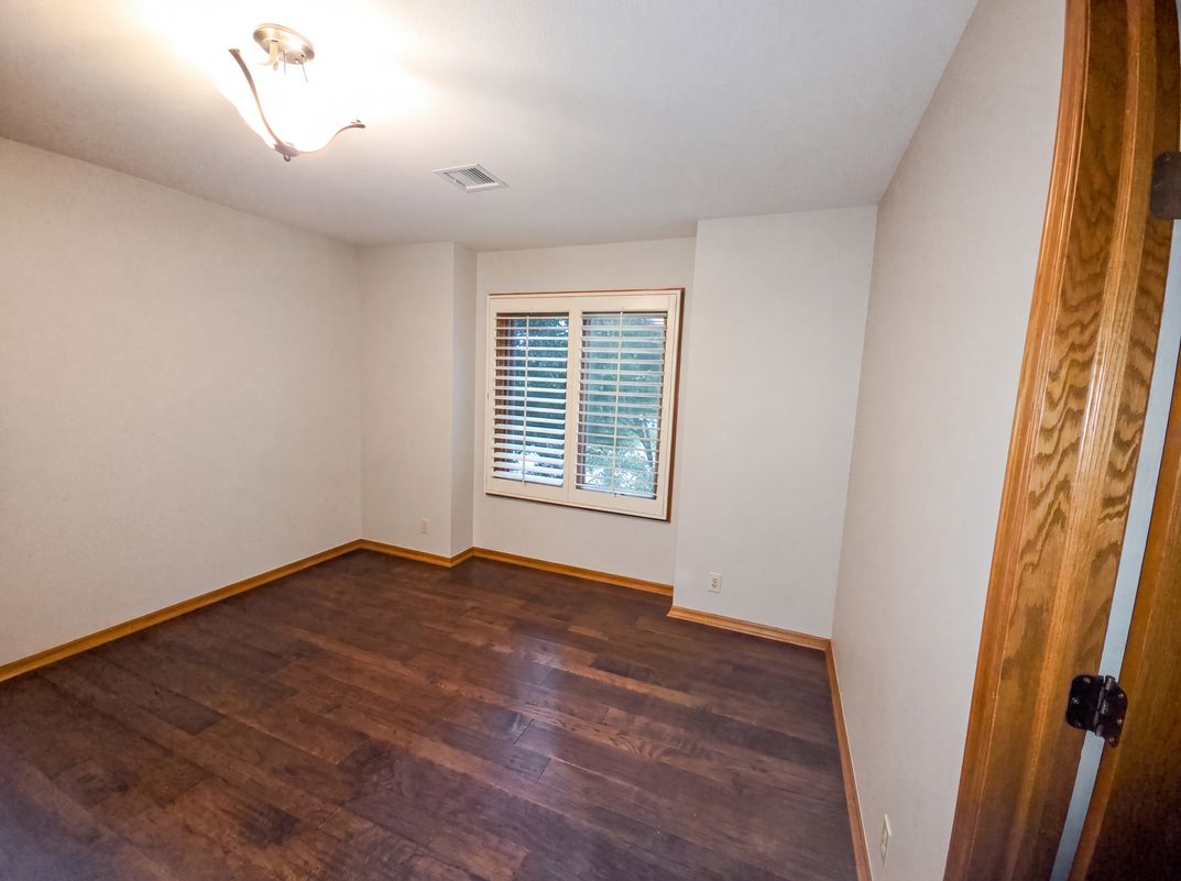 Photo 6 of 30 of 945 N Woodridge Ct, Wichita, KS